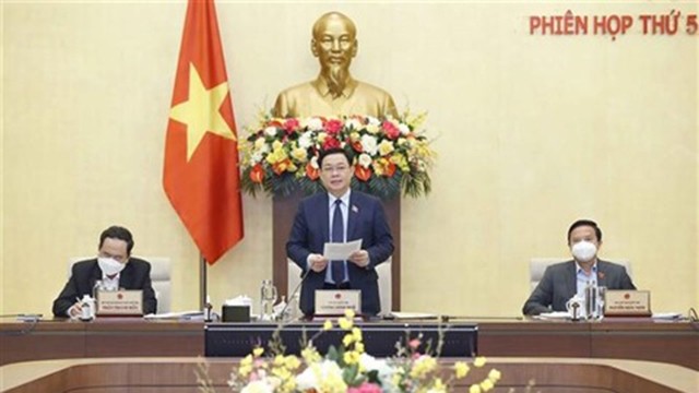 Le Président de l’Assemblée nationale, Vuong Dinh Huê (au centre), lors de la 5e session du Comité permanent de l’Assemblée nationale, le 22 novembre. Photo : VNA.