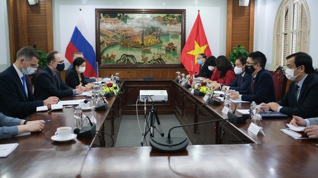 Lors de la séance de travail entre le ministre vietnamien de la Culture, des Sports et du Tourisme, Nguyên Van Hùng, et l’ambassadeur russe au Vietnam, Dezdetko Stepanovich. Photo; toquoc.vn