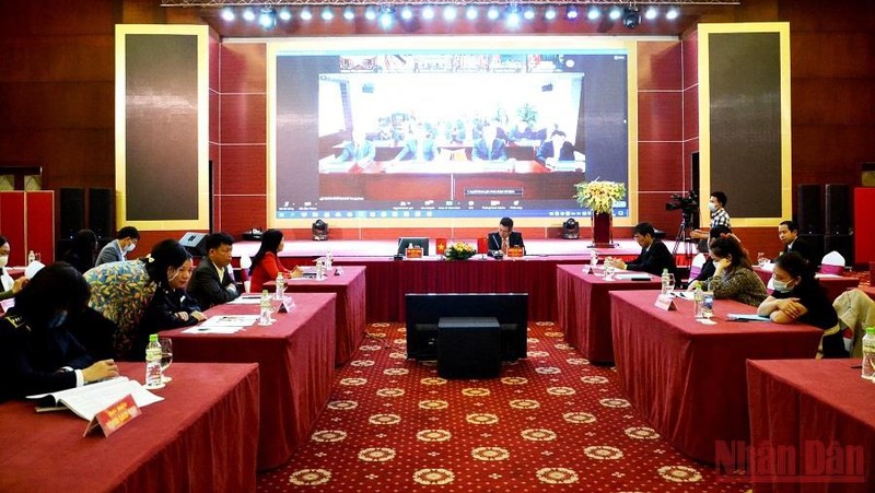 conférence virtuelle pour promouvoir les échanges commerciaux entre les entreprises de Lào Cai et la province chinoise du Zhejiang. Photo : NDEL