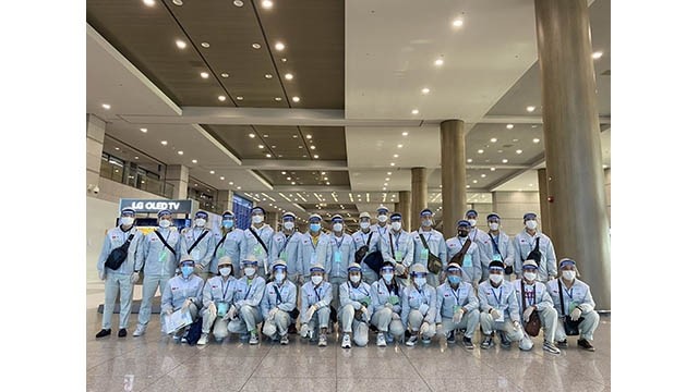 Des travailleurs à l'entrée de l'aéroport d'Incheon en République de Corée. Photo : VNA.