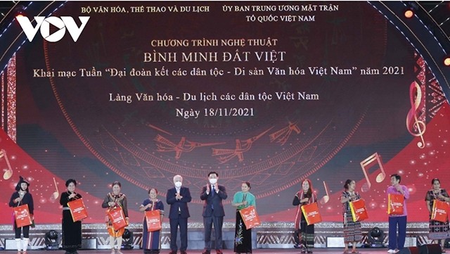 Cérémonie d'ouverture de la Semaine de "Grande union nationale - Patrimoine culturel du Vietnam" 2021, le 18 novembre au Village culturel et touristique des ethnies du Vietnam. Photo : VOV.