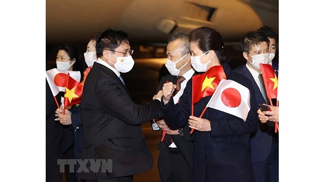 Le Premier ministre Pham Minh Chinh à sa descente d’avion à l’aéroport international de Haneda dans la capitale japonaise Tokyo, le 22 novembre. Photo : VNA.