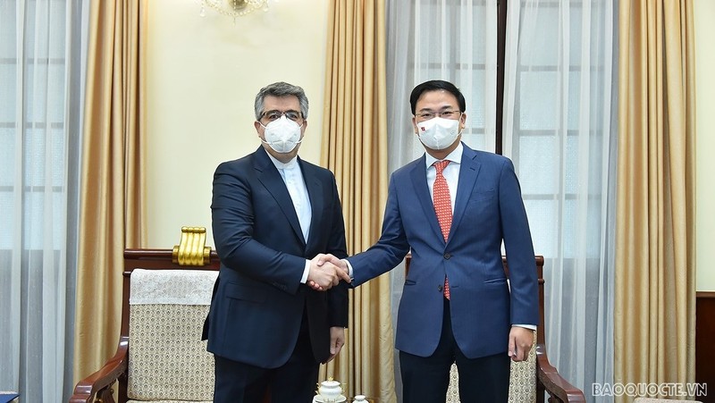 Le vice-ministre des Affaires étrangères Pham Quang Hieu (à droite) et l’ambassadeur iranien au Vietnam, Ali Akbar Nazari. Photo: baoquocte.vn