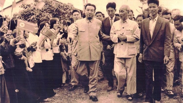 Lors de la visite du Président Hô Chi Minh et du Leader nord-coréen Kim Il Sung à la coopérative Vietnam —  République démocratique populaire de Corée en 1964. Photo: thoidai.com.vn