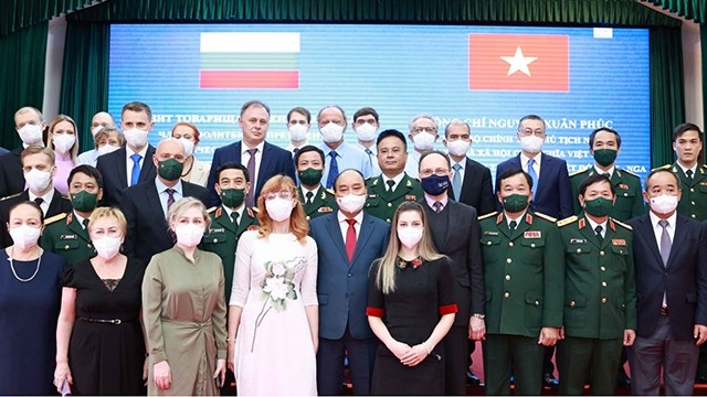 Le Président Nguyên Xuân Phuc (au centre du 1er rang) pose pour une photo de famille aux côtés du personnel du Centre. Photo : VOV.