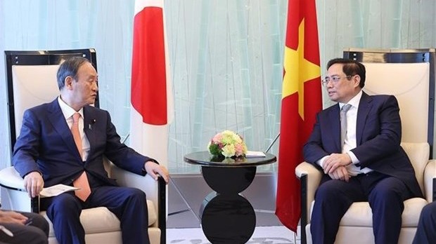 Le Premier ministre vietnamien, Pham Minh Chinh (à droite), et l'ancien Premier ministre japonais, Suga Yoshihide. Photo : VNA.