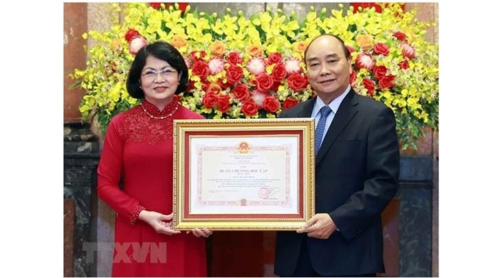 Le président Nguyên Xuân Phuc remet l'Ordre de l'indépendance de première classe à l'ancienne vice-présidente Dang Thi Ngoc Thinh. Photo : VNA