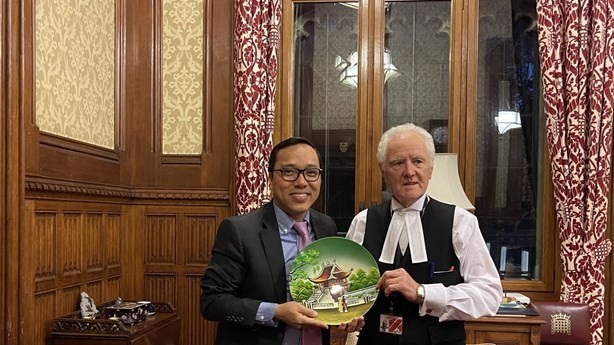 Le Président de la Chambre des lords du Royaume-Uni, John Francis McFall (à droite), et l'ambassadeur du Vietnam au Royaume-Uni, Nguyên Hoàng Long. Photo : VNA.