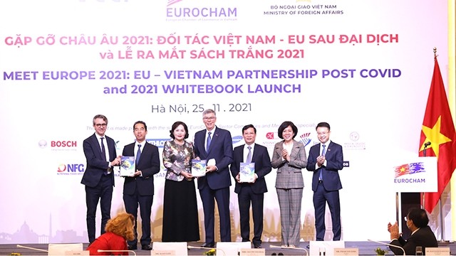 Le lancement du 13e Livre blanc de l’EuroCham dans le cadre de la « Rencontre de l’Europe 2021 : partenariat entre l’UE et le Vietnam à l’ère post-Covid-19 », le 15 novembre à Hanoï. Photo : VGP.