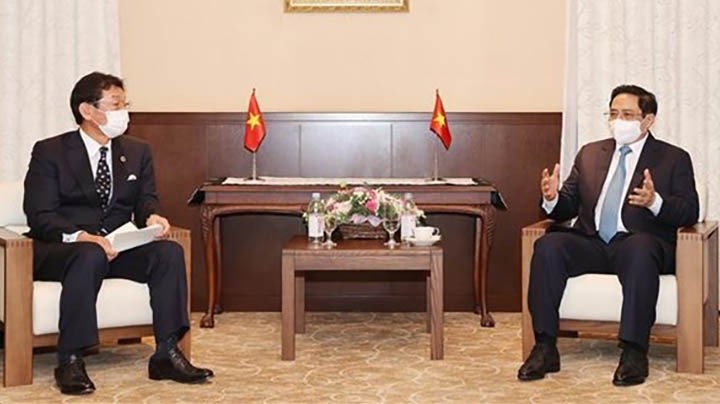 Le Premier ministre Pham Minh Chinh (droite) et le président du groupe ENEOS, Sugimori Tsutomu. Photo : VNA