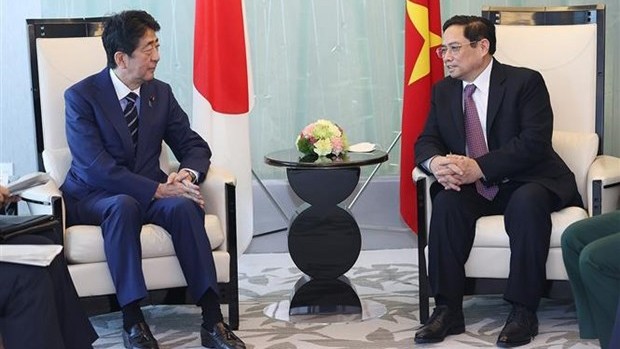 Le Premier ministre Pham Minh Chinh (à droite) et l'ancien Premier ministre japonais Abe Shinzo. Photo : VNA