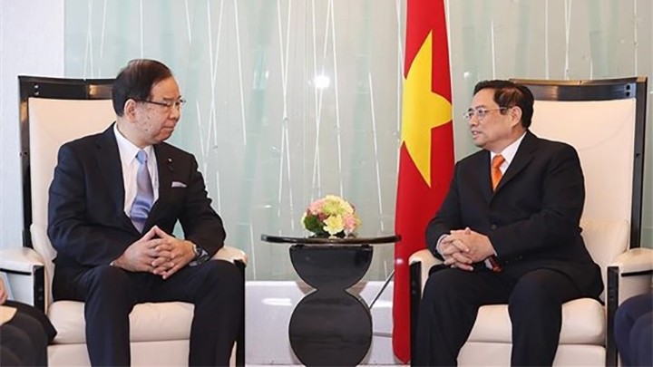 Le Premier ministre vietnamien, Pham Minh Chinh (à droite), et le Président du Présidium du Comité central du Parti communiste japonais Shii Kazuo. Photo : VNA.