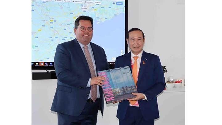 Le directeur général du port d'Anvers, Kristof Watershoot (gauche), et l'ambassadeur vietnamien Nguyên Van Thao. Photo : VNA.
