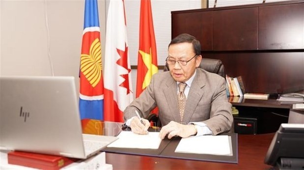 Le consul général du Vietnam à Vancouver, Nguyên Quang Trung, lors de la cérémonie de signature.  Photo : VNA.