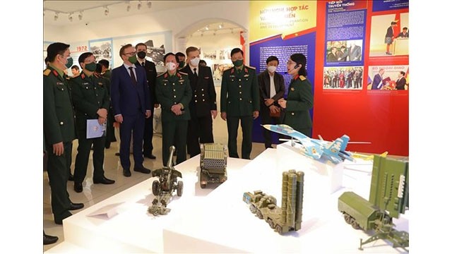 Des visiteurs lors de l’exposition sur les relations d’amitié durables Vietnam - Russie. Photo : VNA.