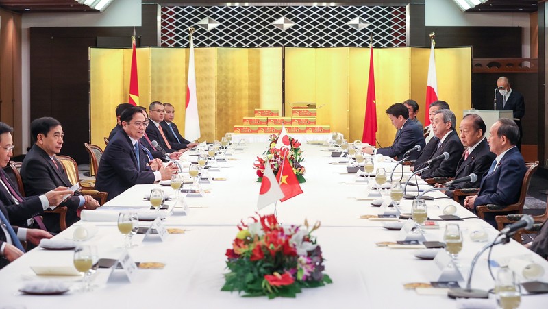 Lors de la rencontre entre  le Premier ministre vietnamien, Pham Minh Chinh, l’ancien Premier ministre japonais, Suga Yoshihide, et l’ancien secrétaire général du LDP et président de l’Union des députés d’amitié Japon-Vietnam, Nikai Toshihiro. Photo: VGP