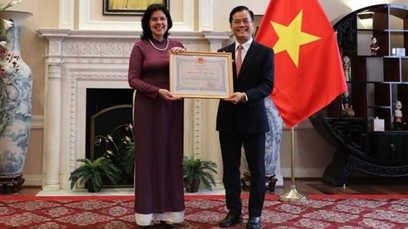 L’ambassadeur vietnamien aux Etats-Unis, Hà Kim Ngoc (à droite) et l’ancienne ambassadrice cubaine au Vietnam, Lianys Torres Rivera. Photo : VNA.