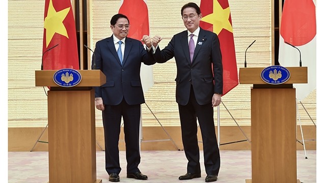 Le Premier ministre Pham Minh Chinh (à gauche) et son homologue japonais Kishida Fumio. Photo: VNA