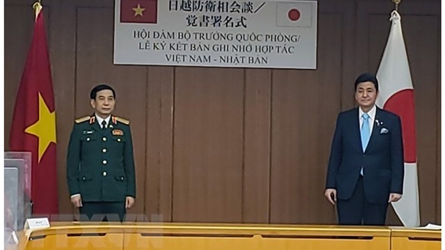 Phan Van Giang, ministre vietnamien de la Défense (à gauche) et son homologue japonais Kishi Nobuo. Photo: VNA