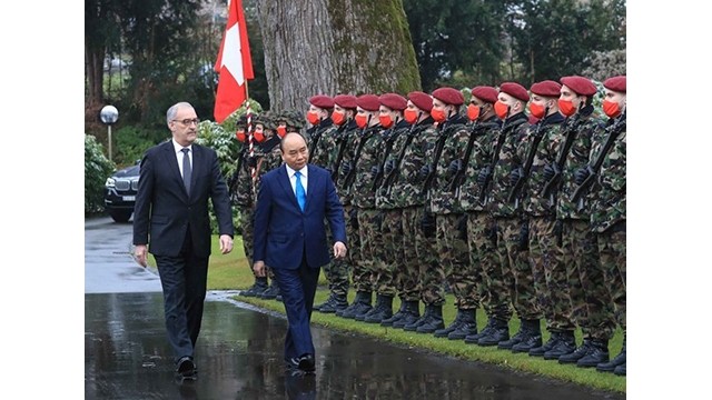 Le Président de la Confédération suisse Guy Parmelin a présidé la cérémonie d’accueil officielle du Président vietnamien, Nguyên Xuân Phuc (droite). Photo : VNA