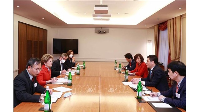 Le ministre vietnamien de l'Industrie et du Commerce, Nguyên Hông Diên, travaille avec Mme Marie-Gabrielle Ineichen-Fleisch, secrétaire d'État suisse à l'Économie. Photo : VNA.