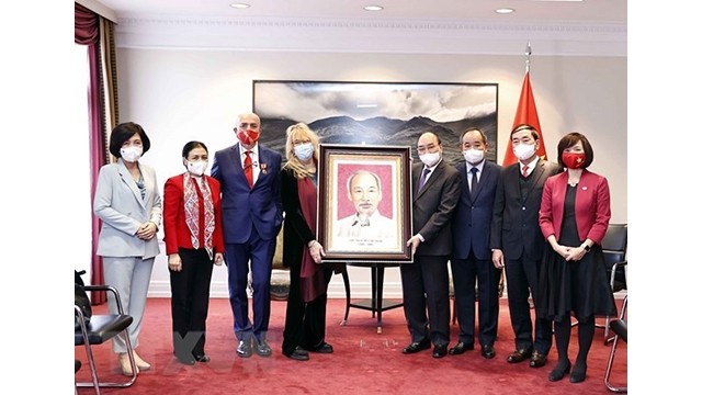 Le Président Nguyên Xuân Phuc offre un portrait du Président Hô Chi Minh à la consule honoraire du Vietnam à Turin (Italie), Sandra Scagliotti. Photo : VNA.