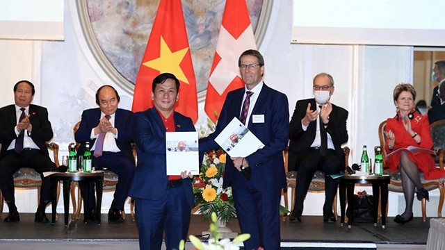 La cérémonie de signature des accords de coopération entre Vietjet Air avec des entreprises suisses de premier rang. Photo : VOV.
