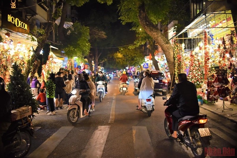La rue Hàng Ma est une rue célèbre à Hanoi qui vend des décorations pour les jours fériés et le Têt. On est seulement en fin de novembre mais l'ambiance animée est déjà revenue dans cette rue. Les gens descendent dans la rue et choisissent des objets de décoration à acheter. Photo : NDEL.