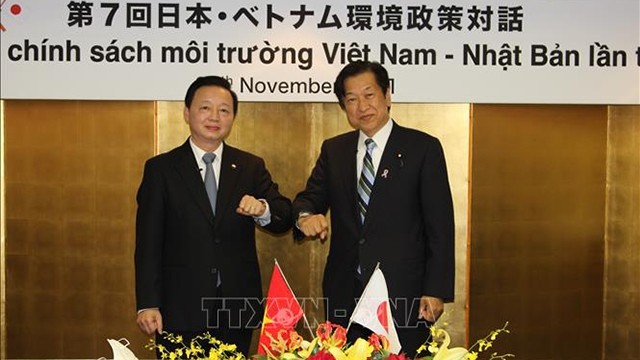 Le ministre vietnamien des Ressources naturelles et de l’Environnement, Trân Hông Hà (à gauche), et le ministre japonais de l’Environnement, Yamaguchi Tsuyoshi Michael. Photo : VNA
