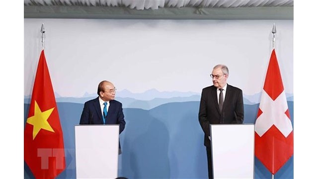 Le Président Nguyên Xuân Phuc (gauche) et le Président de la Confédération suisse Guy Parmelin lors de la conférence de presse. Photo : VNA.