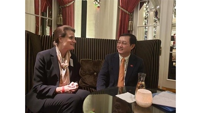 Le ministre des Sciences et Technologies, Huynh Thanh Dat, et Martina Hirayama, secrétaire d’État suisse à la formation, à la recherche et à l’innovation. Photo : VNA. 