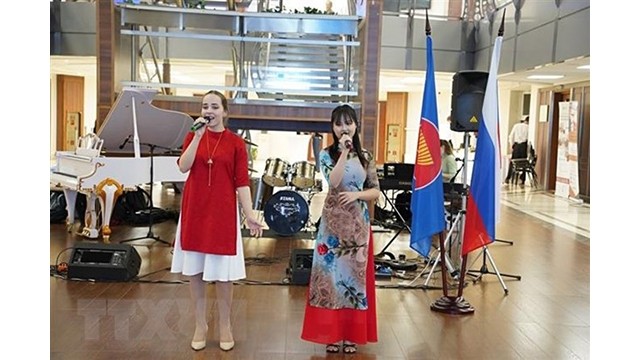 Les étudiantes russes interprètent la chanson "Hello Vietnam". Photo : VNA.