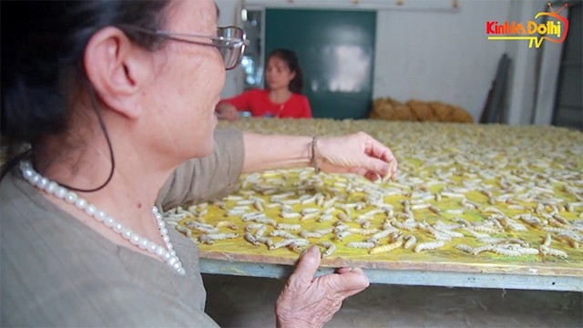Les masques en soie naturelle une solution pour préserver le métier de tissage à Hanoï 