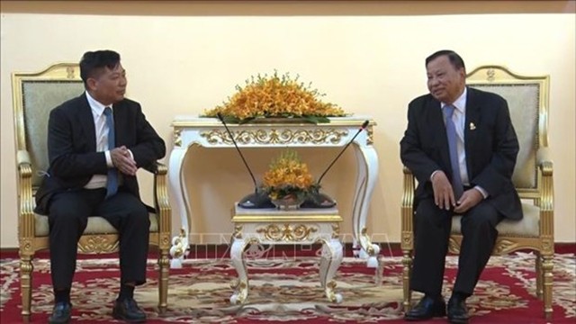 L'ambassadeur du Vietnam au Cambodge, Nguyên Huy Tang (gauche), et le président du Sénat du Cambodge, Samdech Say Chhum. Photo : VNA.