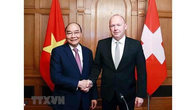 Le Président Nguyên Xuân Phuc (gauche) et le Président du Conseil national suisse, Andreas Aebi. Photo : VNA.