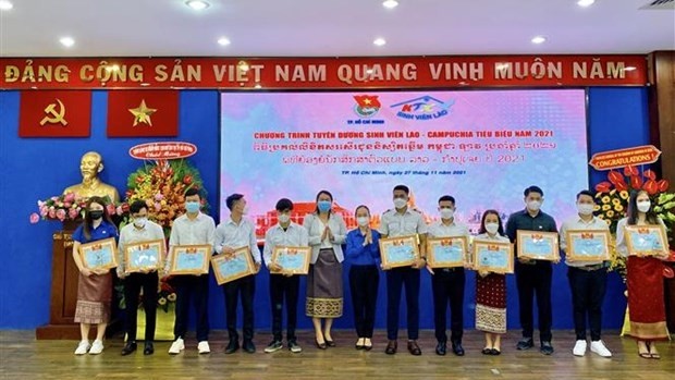 Cérémonie pour honorer 86 étudiants laotiens et 21 cambodgiens exceptionnels de la ville. Photo : NDEL.