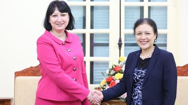 L'ambassadrice Nguyen Phuong Nga (à droite), présidente de l'Union des associations d'amitié du Vietnam, et l’ambassadrice roumaine au Vietnam, Cristina Romila. Photo: thoidai.com.vn
