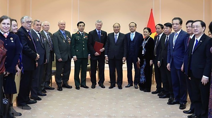 Le PM Nguyên Xuân Phuc rencontre les représentants de l'Association d'Amitié Russie - Vietnam et de l'Association des Anciens Combattants russes au Vietnam. Photo : VNA.