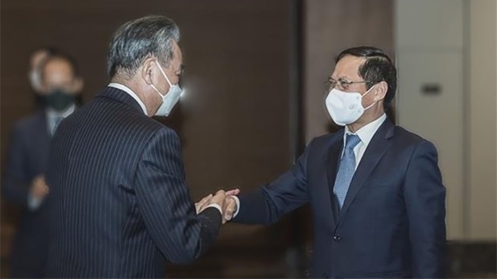 Le ministre des Affaires étrangères, Bùi Thanh Son (à droite), et le conseiller d’Etat et chef de la diplomatie chinoise, Wang Yi. Photo : VNA.