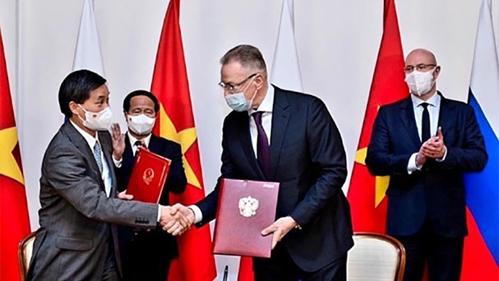 Le vice-ministre vietnamien de la Justice Nguyên Khanh Ngoc (droite) et le ministre d'État, vice-ministre de la Justice de Russie Andrey Viktorovich Loginov. Photo : VNA