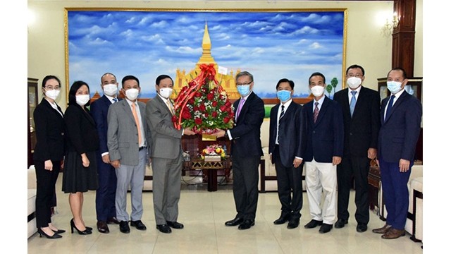 L'ambassadeur Nguyên Ba Hùng (au centre, à gauche) félicite les réalisations en matière de développement socioéconomique obtenues par que le Laos au cours des 46 dernières années. Photo : Ambassade du Vietnam au Laos.