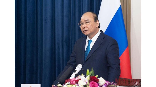  Le Président Nguyên Xuân Phuc s'exprime lors d'une rencontre avec le personnel de l’ambassade du Vietnam en Russie. Photo : NDEL.