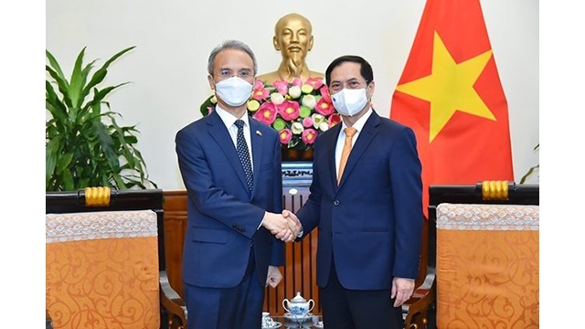 Le ministre vietnamien des Affaires étrangères, Bùi Thanh Son (à droite) et le vice-ministre des Affaires étrangères et chef de la délégation des hauts fonctionnaires de l'ASEAN de la République de Corée, Yeo Seung-bae. Photo : VNA.