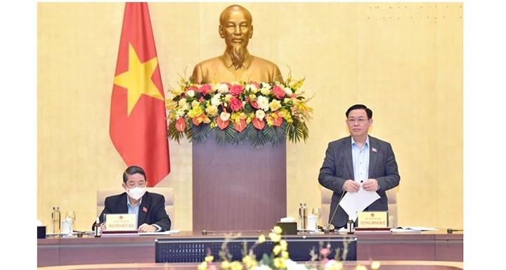 Le Président de l'AN Vuong Dinh Huê préside une réunion avec la permanence de la Commission de l'économie de l'AN. Photo : VNA.