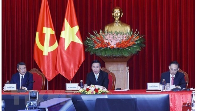 Le membre du Bureau politique et Permanent du Secrétariat du Comité central du PCV, Vo Van Thuong (au centre) lors de l’événement. Photo : VNA.