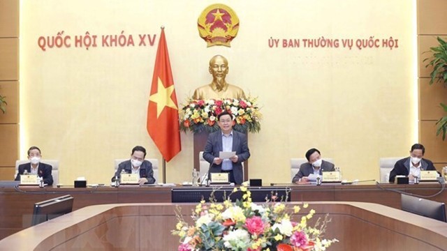 Le Président de l’Assemblée nationale, Vuong Dinh Huê (debout), lors de la réunion de travail avec la permanence de la Commission des Affaires sociales de l’Assemblée nationale. Photo : VNA.