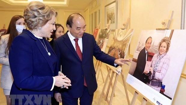 Le Président du Vietnam, Nguyên Xuân Phuc et la Présidente du Conseil de la Fédération russe, Valentina Matvienko, visitent l’exposition. Photo : VNA.