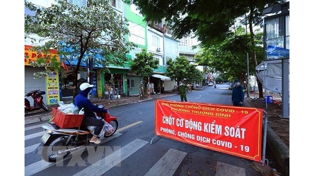 Point de contrôle mobile pour la prévention et le contrôle du COVID-19 dans la rue Giap Nhat, quartier de Thuong Dinh, arrondissement de Thanh Xuan. Photo: VNA