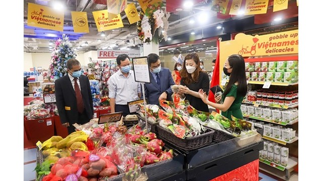 La Semaine des produits vietnamiens 2021 a présenté 38 nouveaux produits agricoles et aliments transformés vietnamiens dans des chaines de supermarchés de Singapour. Photo : VNA.