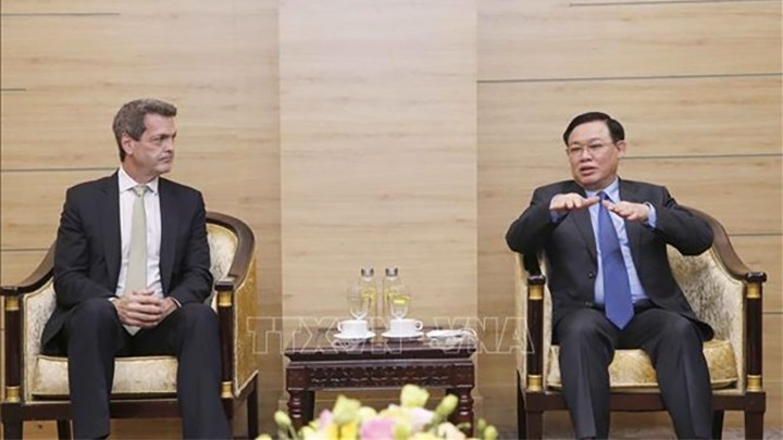 Le Président de l'Assemblée nationale, Vuong Dinh Huê (à droite), et le directeur de la BAD au Vietnam, Andrew Jeffries. Photo : VNA.